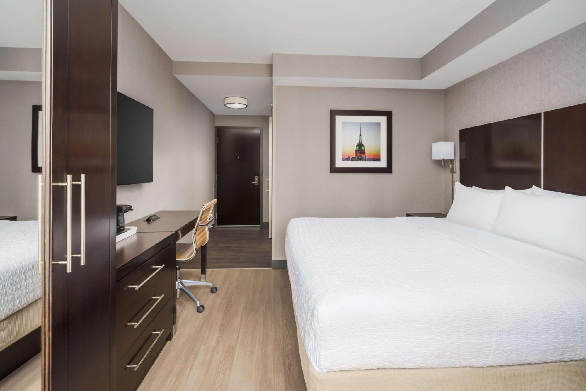 Hampton Inn Times Square Central Нью-Йорк Экстерьер фото