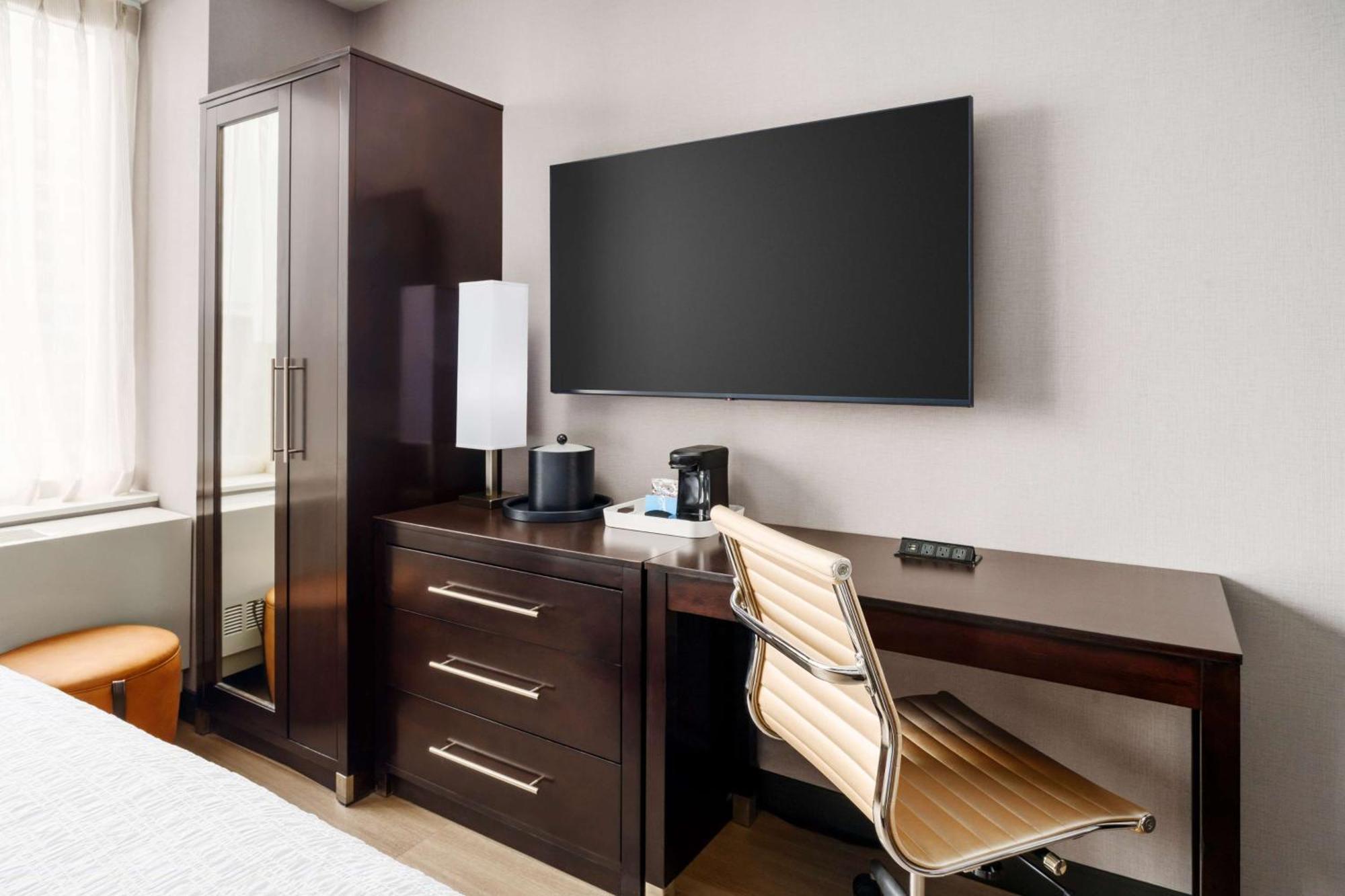 Hampton Inn Times Square Central Нью-Йорк Экстерьер фото