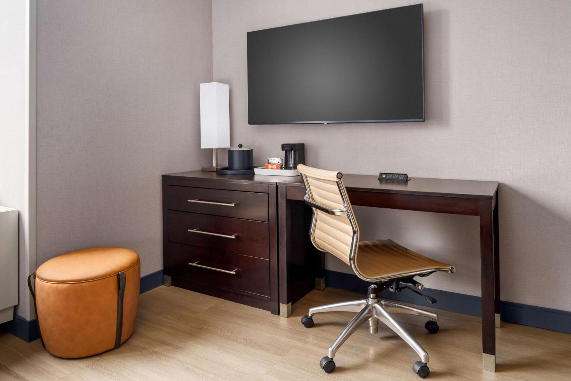 Hampton Inn Times Square Central Нью-Йорк Экстерьер фото