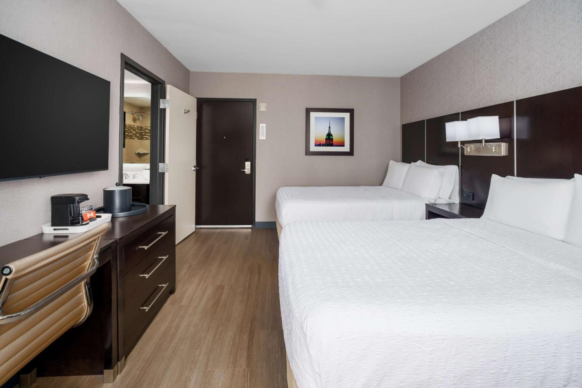Hampton Inn Times Square Central Нью-Йорк Экстерьер фото