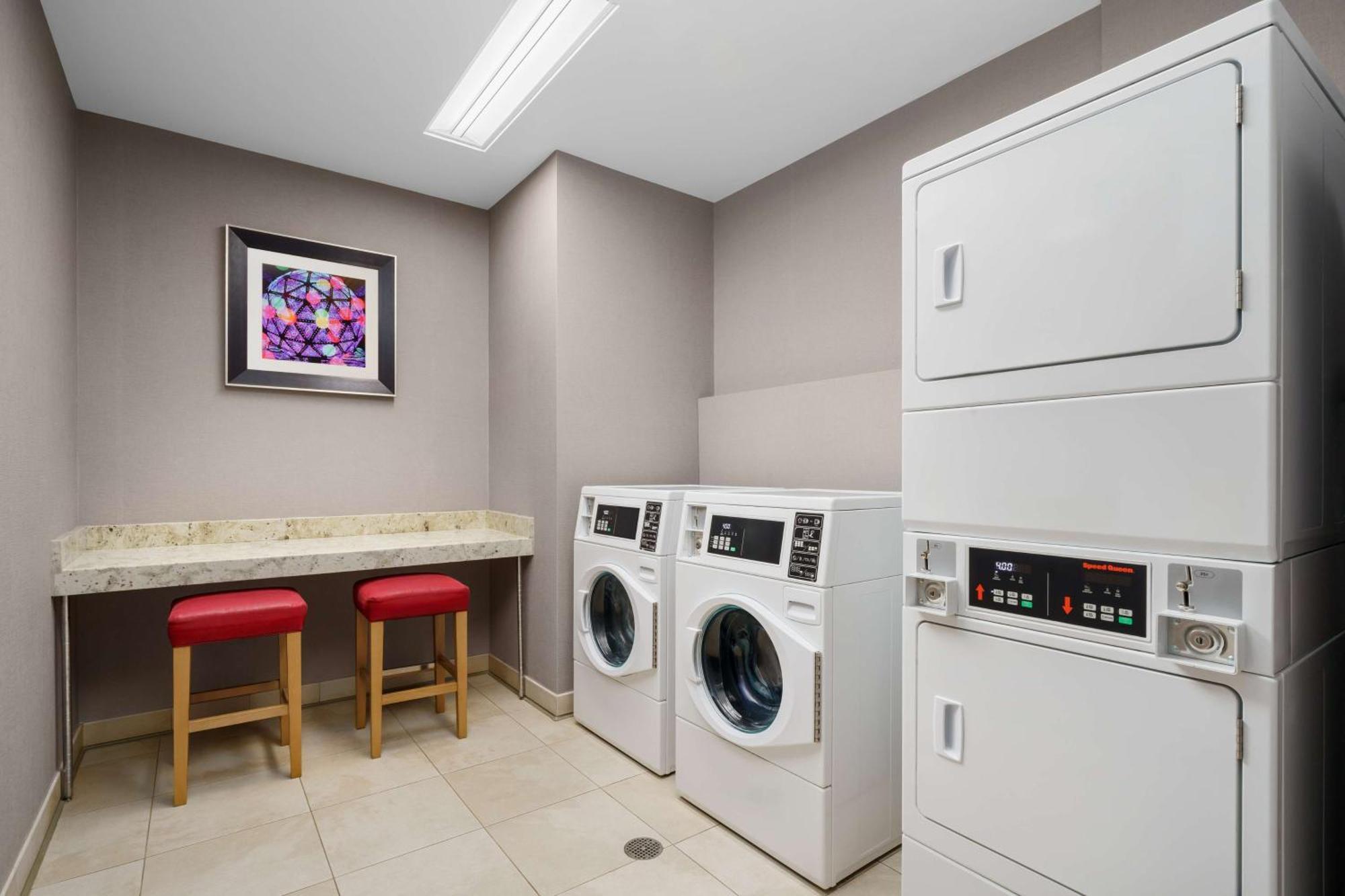 Hampton Inn Times Square Central Нью-Йорк Экстерьер фото