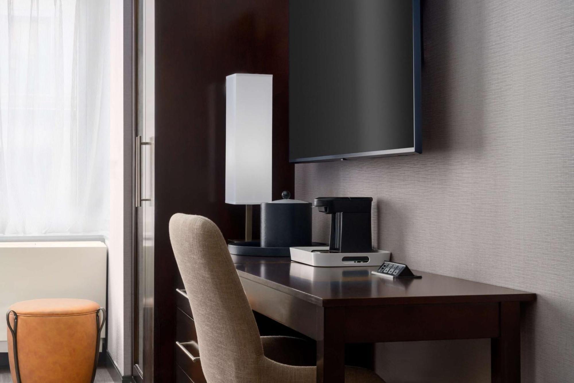 Hampton Inn Times Square Central Нью-Йорк Экстерьер фото