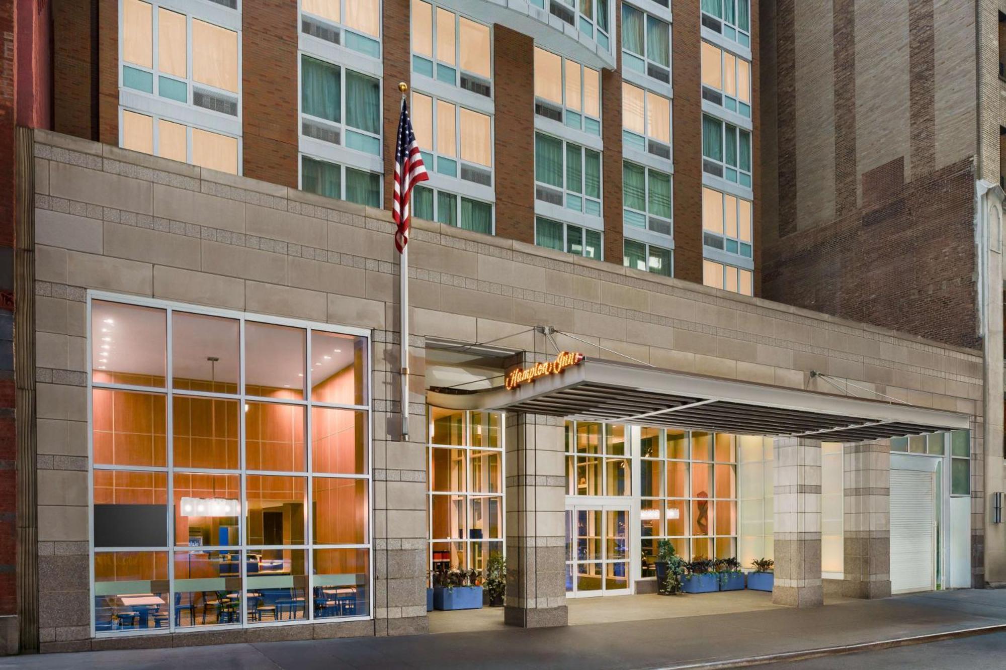 Hampton Inn Times Square Central Нью-Йорк Экстерьер фото
