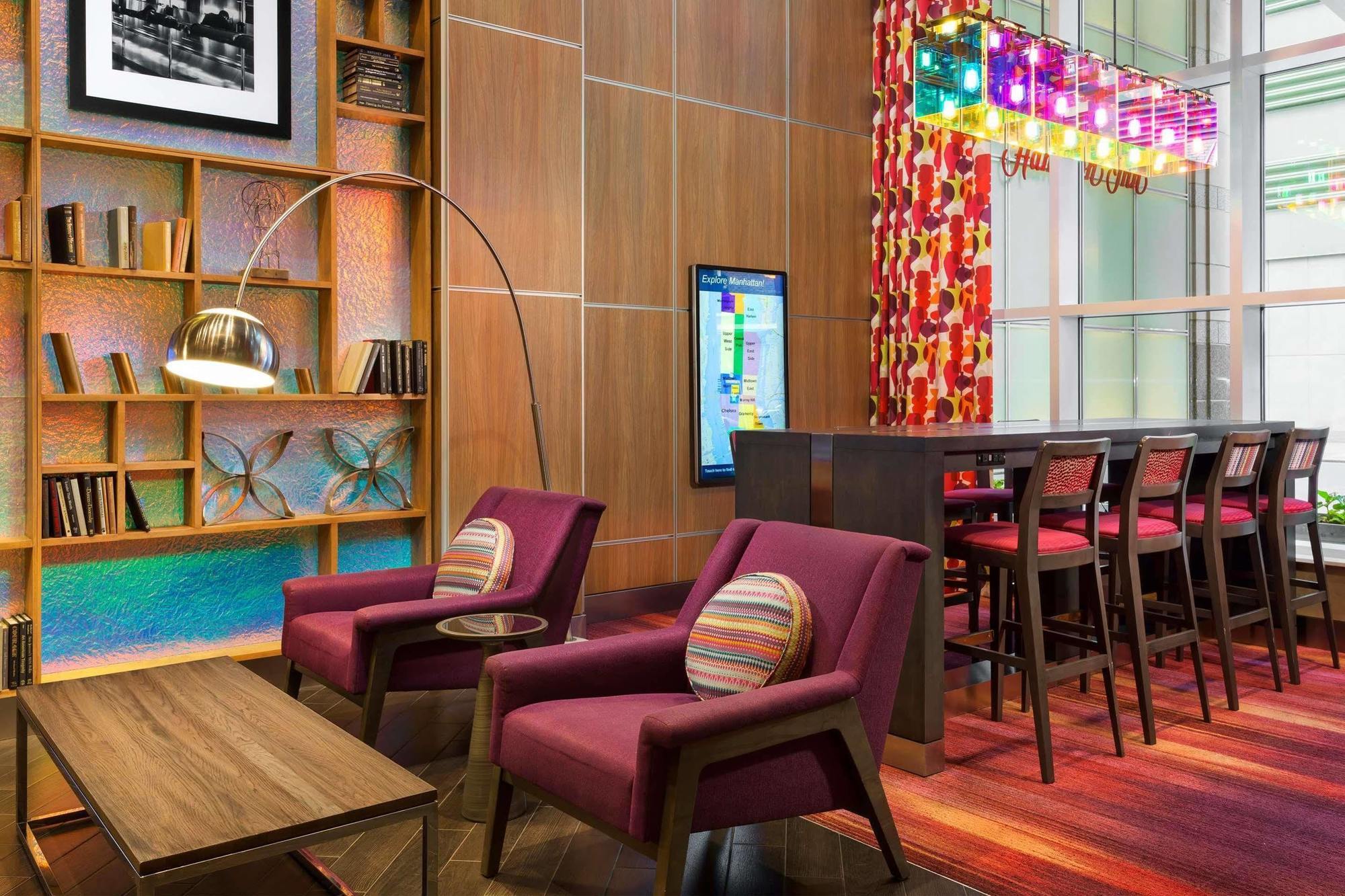 Hampton Inn Times Square Central Нью-Йорк Экстерьер фото